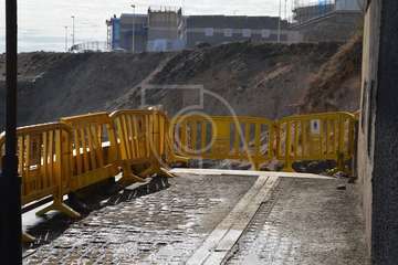 Socavón peligroso en el extremo sur de la avenida marítima de Salinetas (Foto TA)